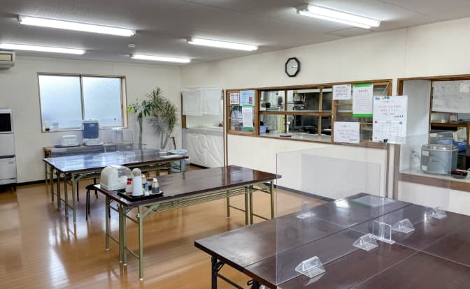 寮内の広々とした食堂の写真