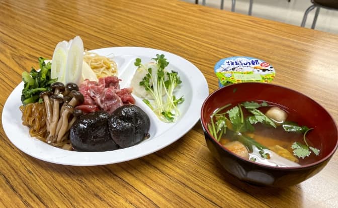 食堂で提供される食事の写真