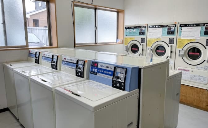 寮内に設置されたコインランドリーの写真