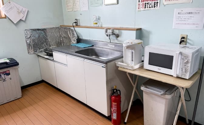 共有キッチンには、ポット、電子レンジ、HIコンロなどが設備されている