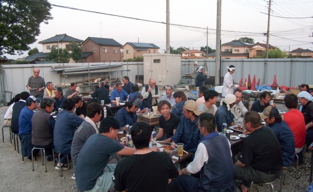 作業員同士の交流の様子を映した写真