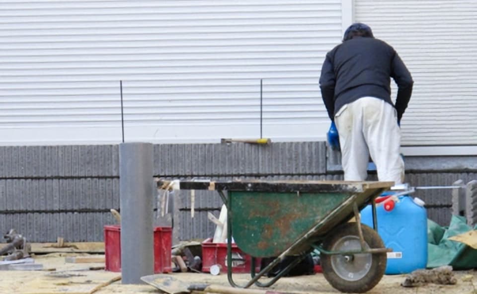 コンクリートブロックを積む作業員