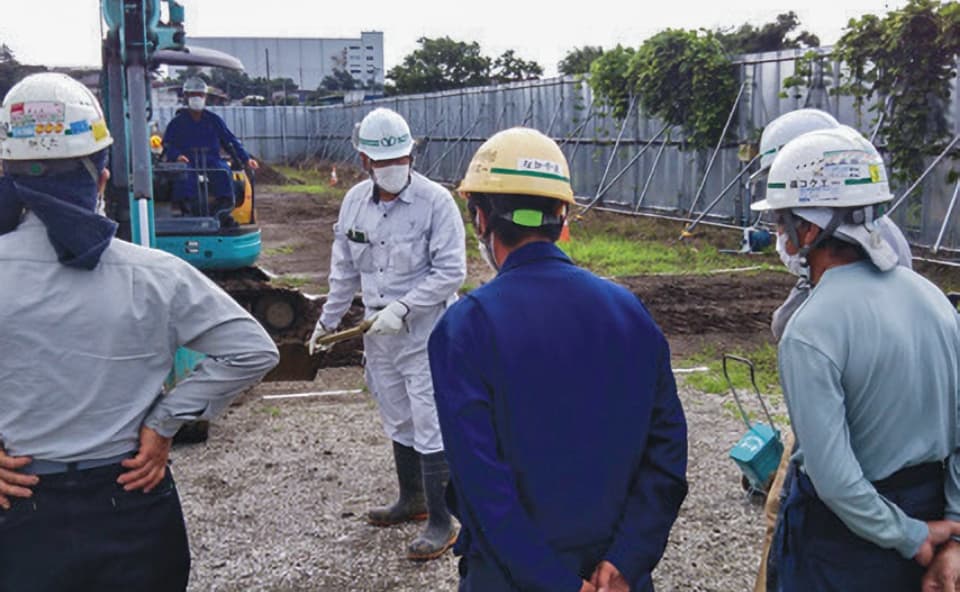 現場での朝礼の様子